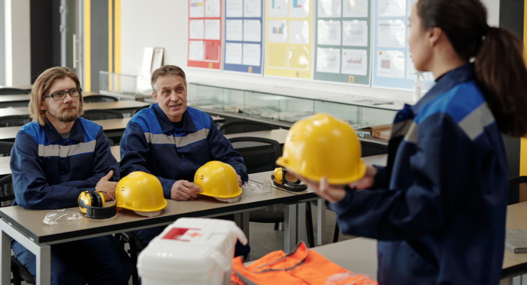 Ingeniero pasando información de riesgos laborales a sus trabajadores